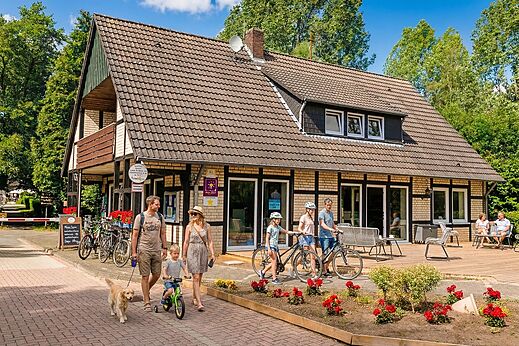 Receptiegebouw van de camping, buitenterras op camping CAPFUN Tecklenburg in Tecklenburg-Leeden (49).