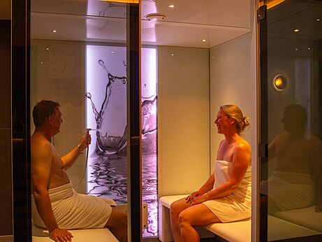 Koppel ontspant in de spa-cabines op camping CAPFUN Tecklenburg in Tecklenburg-Leeden (49).