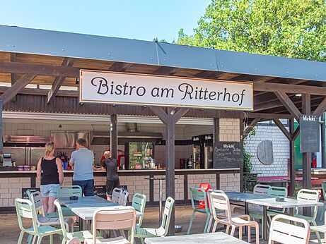 Buitenbistro en restauranttafels op camping CAPFUN Tecklenburg in Tecklenburg-Leeden (49).