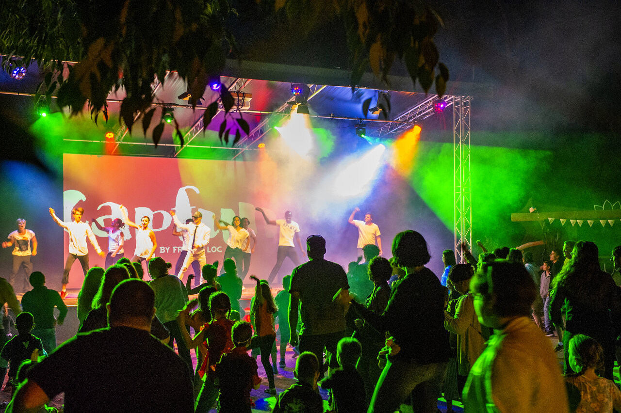 Feestelijke show op camping CAPFUN Temps Libre in BOUGE CHAMBALUD (38).