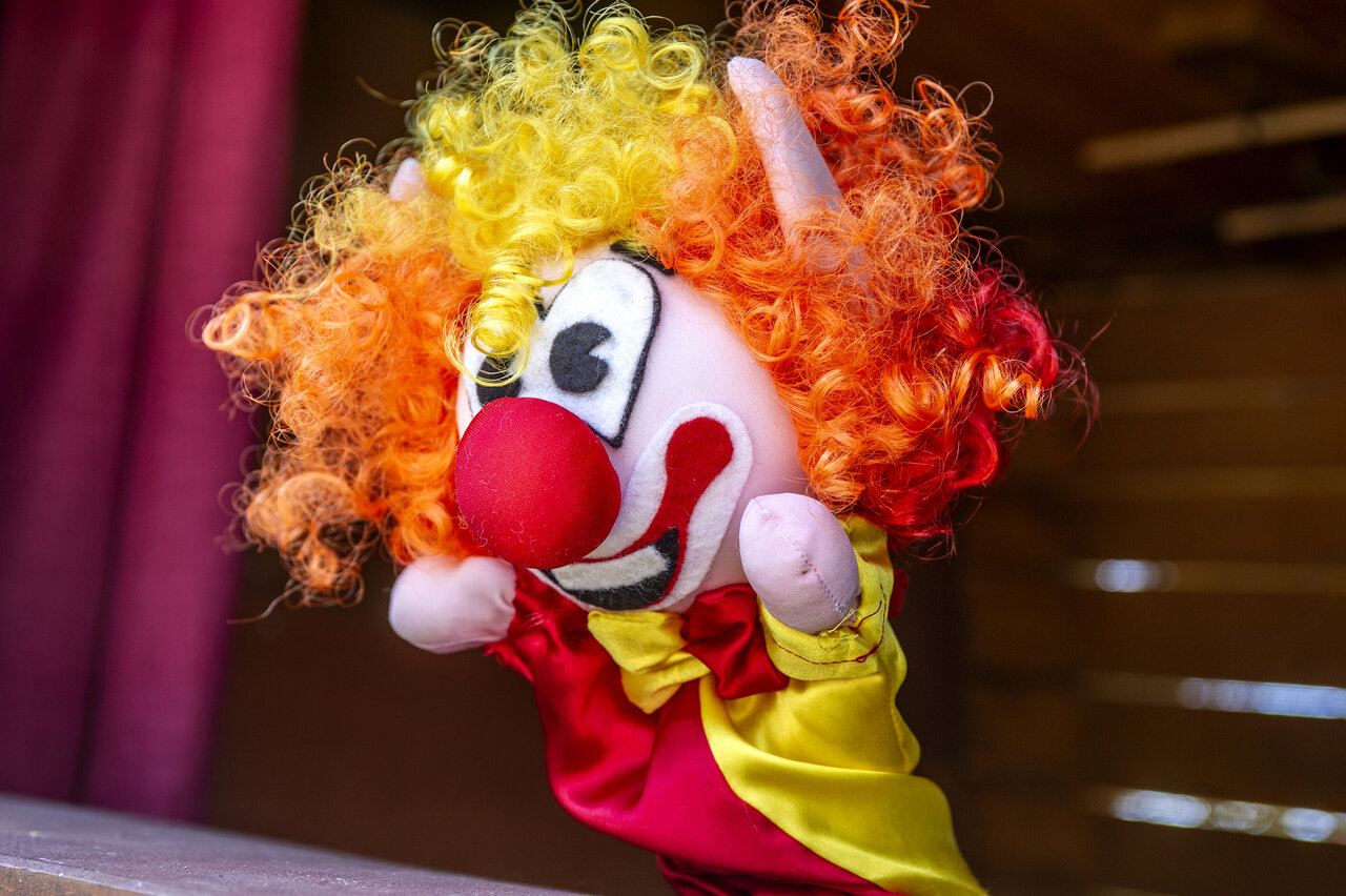 Kleurrijke clownspop voor animatieshow in camping CAPFUN Temps Libre in BOUGE CHAMBALUD (38).