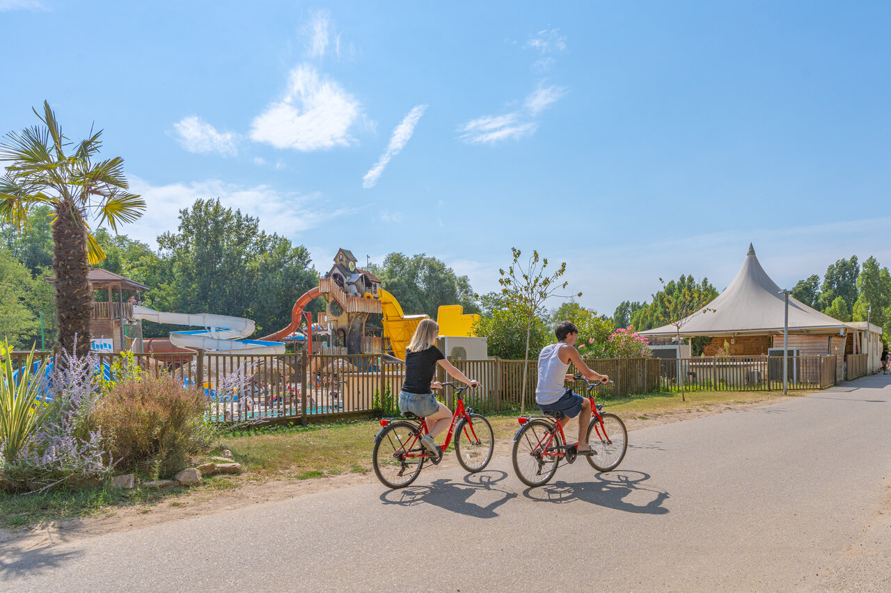 Waterpark, glijbanen en fietsers op camping CAPFUN Temps Libre in BOUGE CHAMBALUD (38).