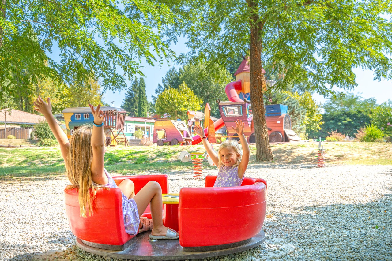 Kinderen op draaimolen, speeltuin op camping CAPFUN Temps Libre in BOUGE CHAMBALUD (38).