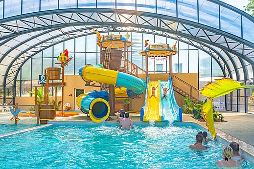 Overdekt zwembad, glijbanen op camping CAPFUN Temps Libre in BOUGE CHAMBALUD (38).