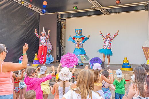 Animatie show kinderen mascottes op camping CAPFUN Temps Libre in BOUGE CHAMBALUD.
