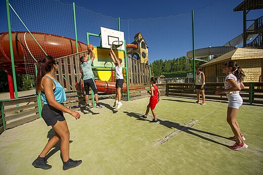 Basketbalspelers op multisportterrein op camping CAPFUN Temps Libre in BOUGE CHAMBALUD (38).