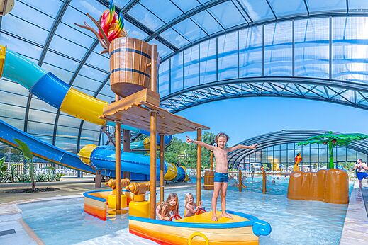 Glijbanen, zwembad en waterspellen voor kinderen op camping CAPFUN Temps Libre in BOUGE CHAMBALUD (38).