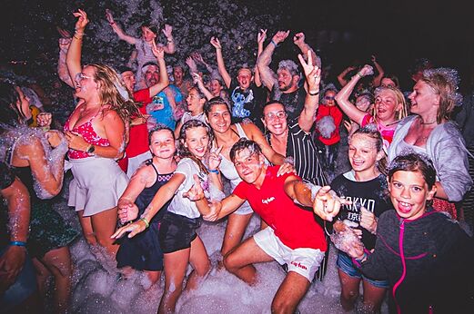 Geanimeerd schuimfeest met families en kinderen op camping CAPFUN Temps Libre in BOUGE CHAMBALUD (38).