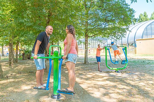 Buiten fitnessapparatuur voor volwassenen en kinderen op camping CAPFUN Temps Libre in BOUGE CHAMBALUD (38).
