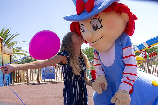 Campingmascotte en jonge vrouw bij CAPFUN Temps Libre in BOUGE CHAMBALUD (38).