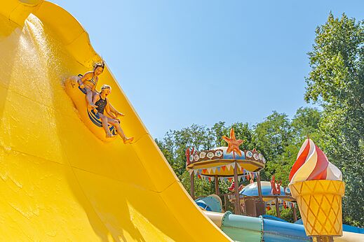 Gigantische waterglijbaan, kinderen op camping CAPFUN Temps Libre in BOUGE CHAMBALUD (38).