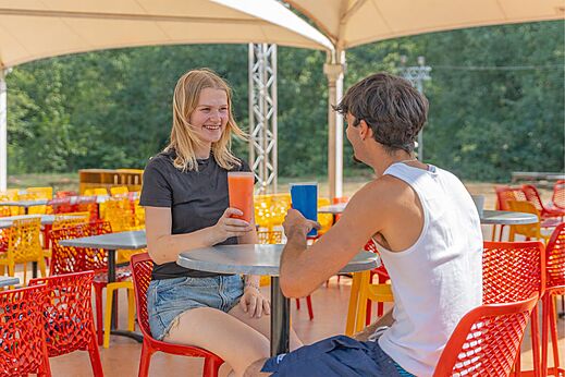 Lachend stel aan de bar, CAPFUN Temps Libre in BOUGE CHAMBALUD (38).