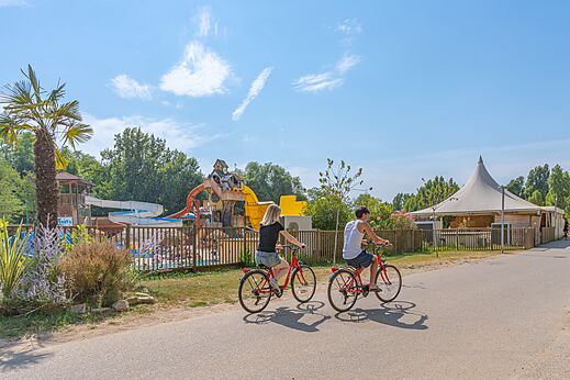 Waterglijbanen, waterspeeltuin op camping CAPFUN Temps Libre in BOUGE CHAMBALUD (38).