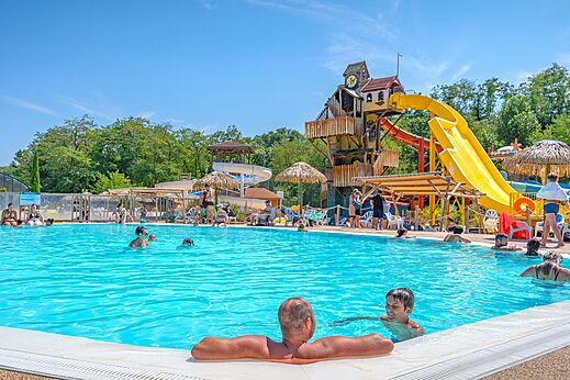 Buitenzwembad, glijbanen bij CAPFUN Temps Libre, BOUGE CHAMBALUD (38).