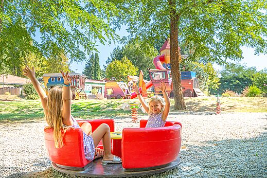 Blije kinderen op de speeltuin van camping CAPFUN Temps Libre in BOUGE CHAMBALUD (38).