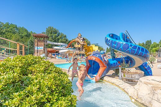Zwembad, glijbanen en kinderen bij camping CAPFUN Temps Libre in BOUGE CHAMBALUD.