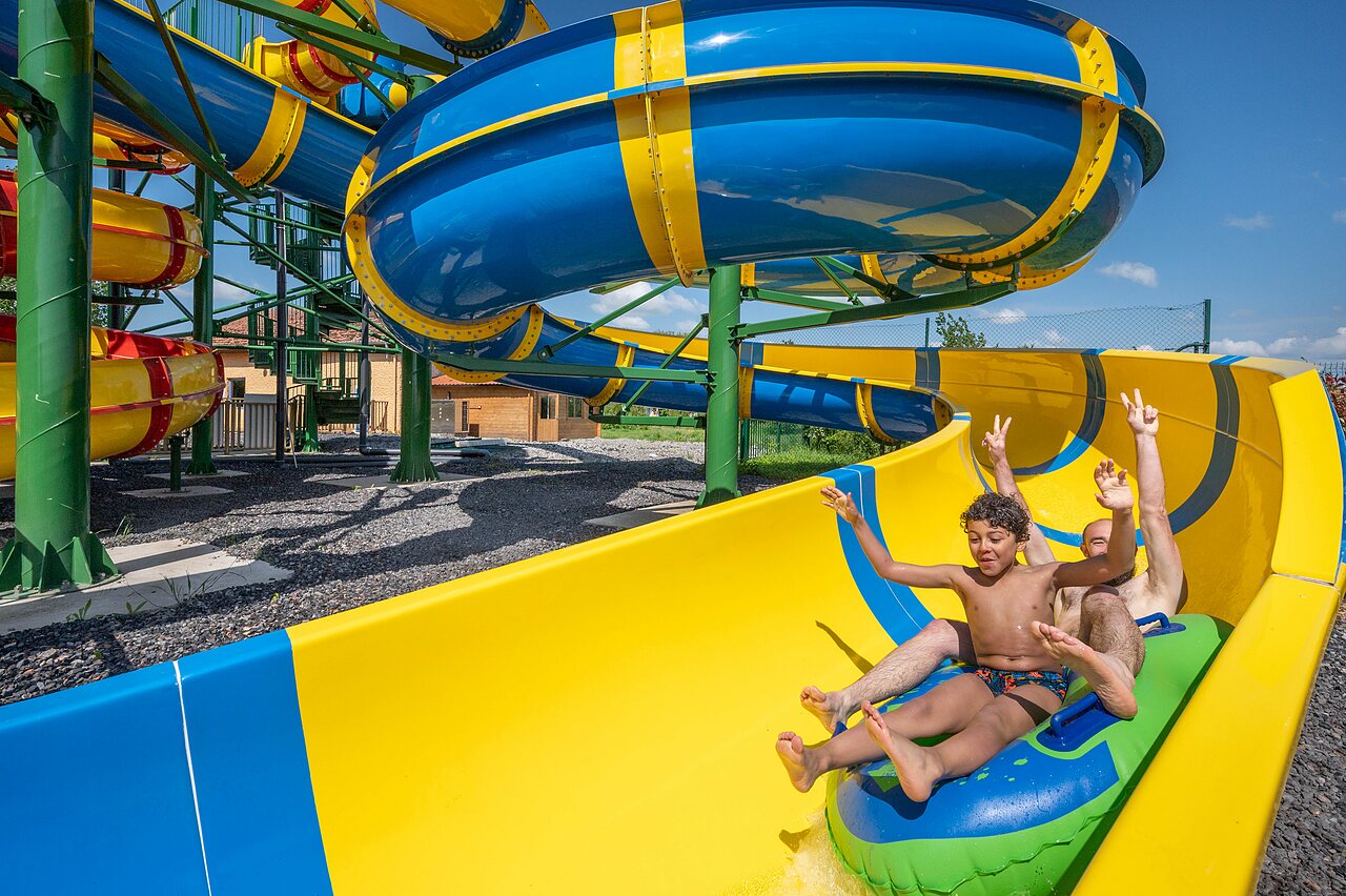 Reusachtige waterglijbaan, twee personen op band, op camping CAPFUN Tensch Jolie in Grostenquin (57).