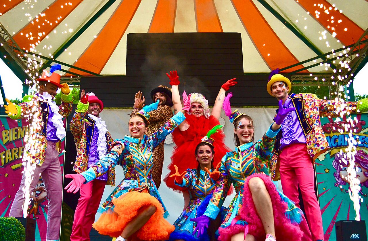 Feestelijke animatie met verklede artiesten en pyrotechniek op camping CAPFUN Tensch Jolie in Grostenquin.