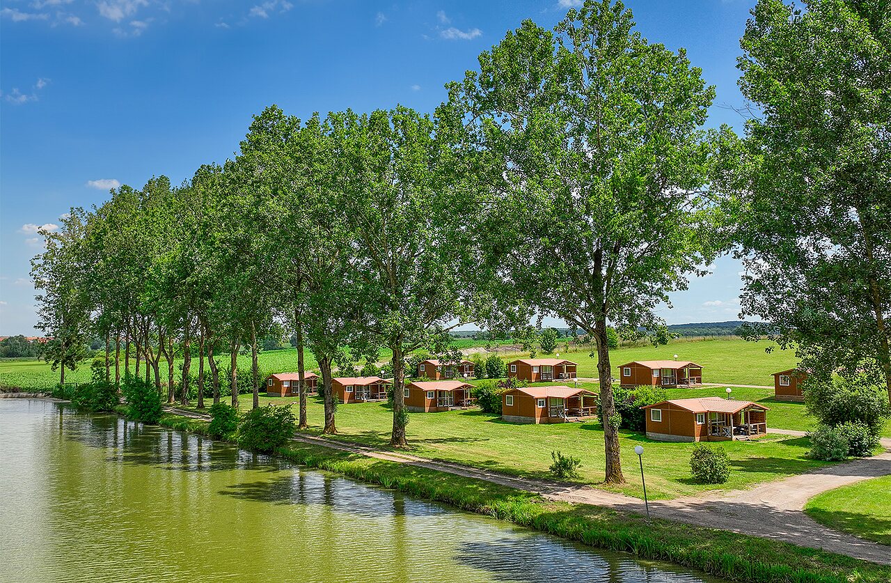 Houten Mobil-homes, waterkant, natuur, op camping CAPFUN Tensch Jolie in Grostenquin (57).