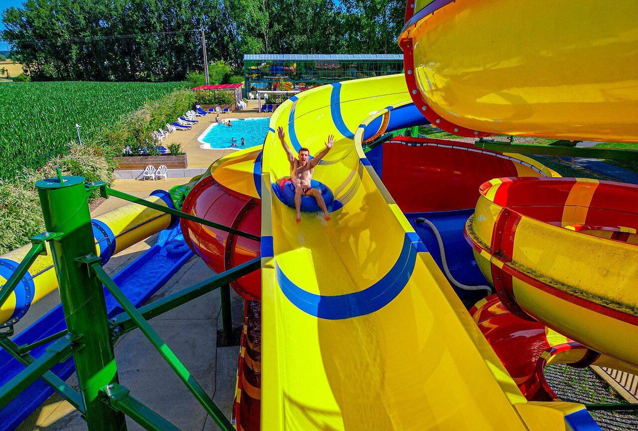 Grote waterglijbaan en buitenzwembad op camping CAPFUN Tensch Jolie in Grostenquin (57).