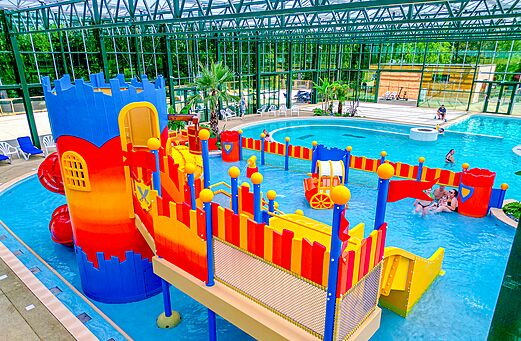 Overdekt zwembad met waterspeeltuin voor kinderen op camping CAPFUN Tensch Jolie in Grostenquin (57).
