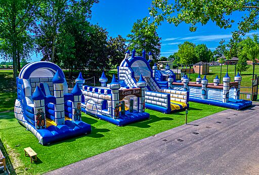 Opblaasbare speeltoestellen en springkastelen voor kinderen op camping CAPFUN Tensch Jolie in Grostenquin.