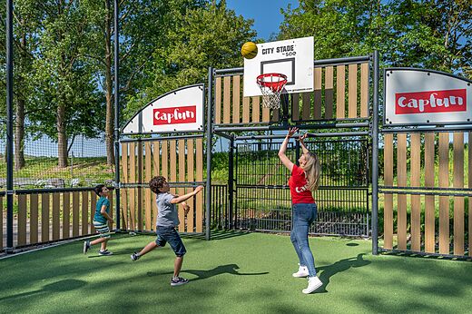 Multisportterrein met basketbalring, familie op camping CAPFUN Tensch Jolie.