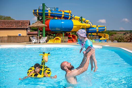 Buitenzwembad, waterglijbanen, familie op camping CAPFUN Tensch Jolie in Grostenquin.