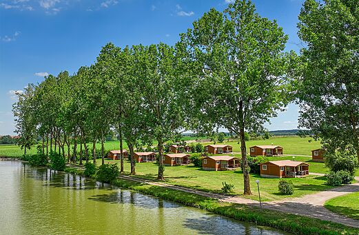 Houten stacaravans aan het water, camping CAPFUN Tensch Jolie in Grostenquin (57).