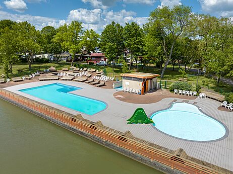 Buitenzwembad, kinderbad, dinosaurusglijbaan, stoelen op camping CAPFUN Tensch Jolie.