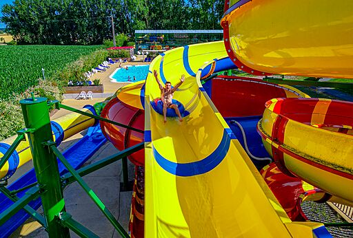 Reuzenglijbaan, zwembad op camping CAPFUN Tensch Jolie in Grostenquin (57).