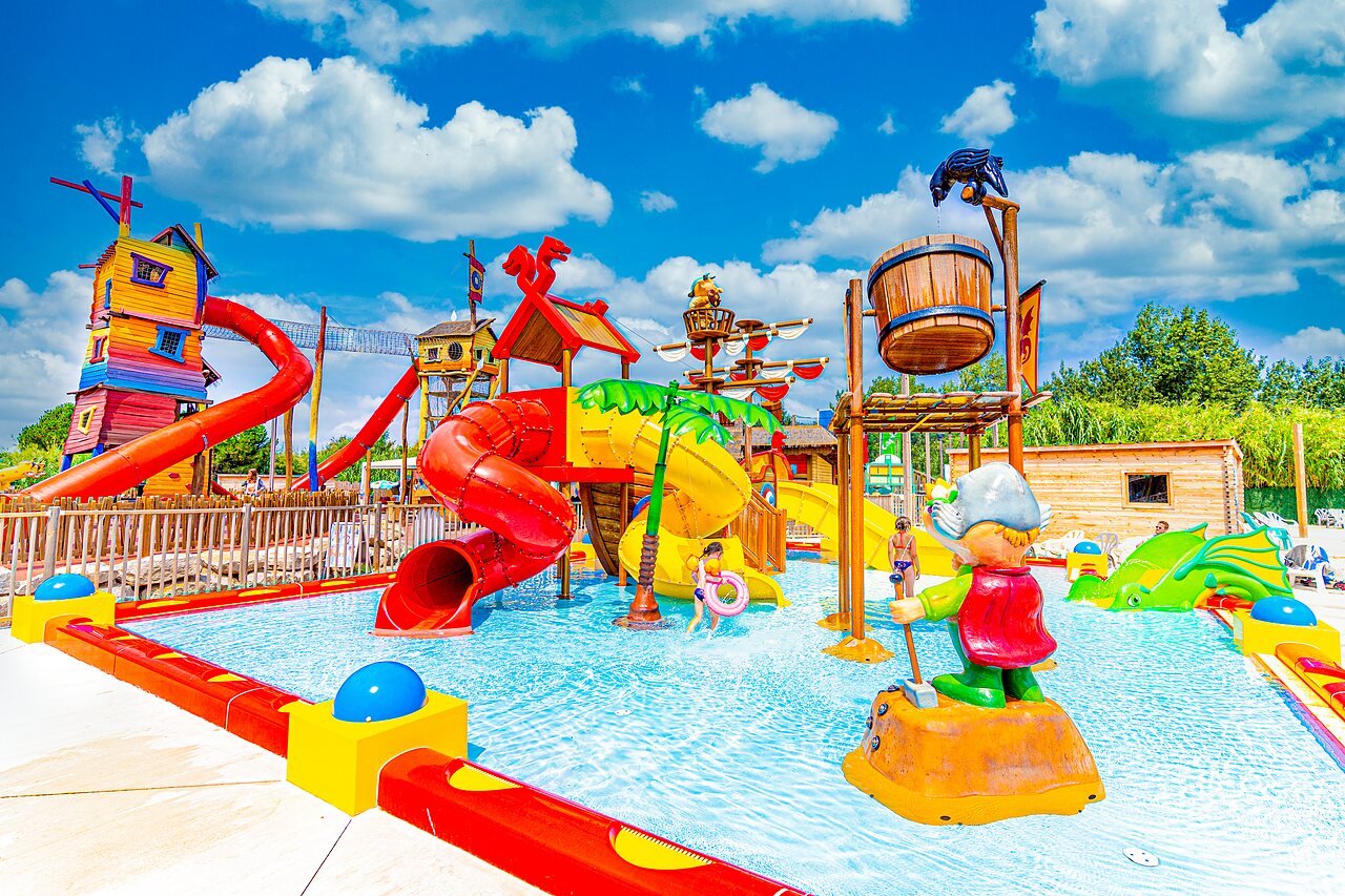 Waterpark, glijbanen op camping CAPFUN Teorix in MARSEILLAN PLAGE (34).