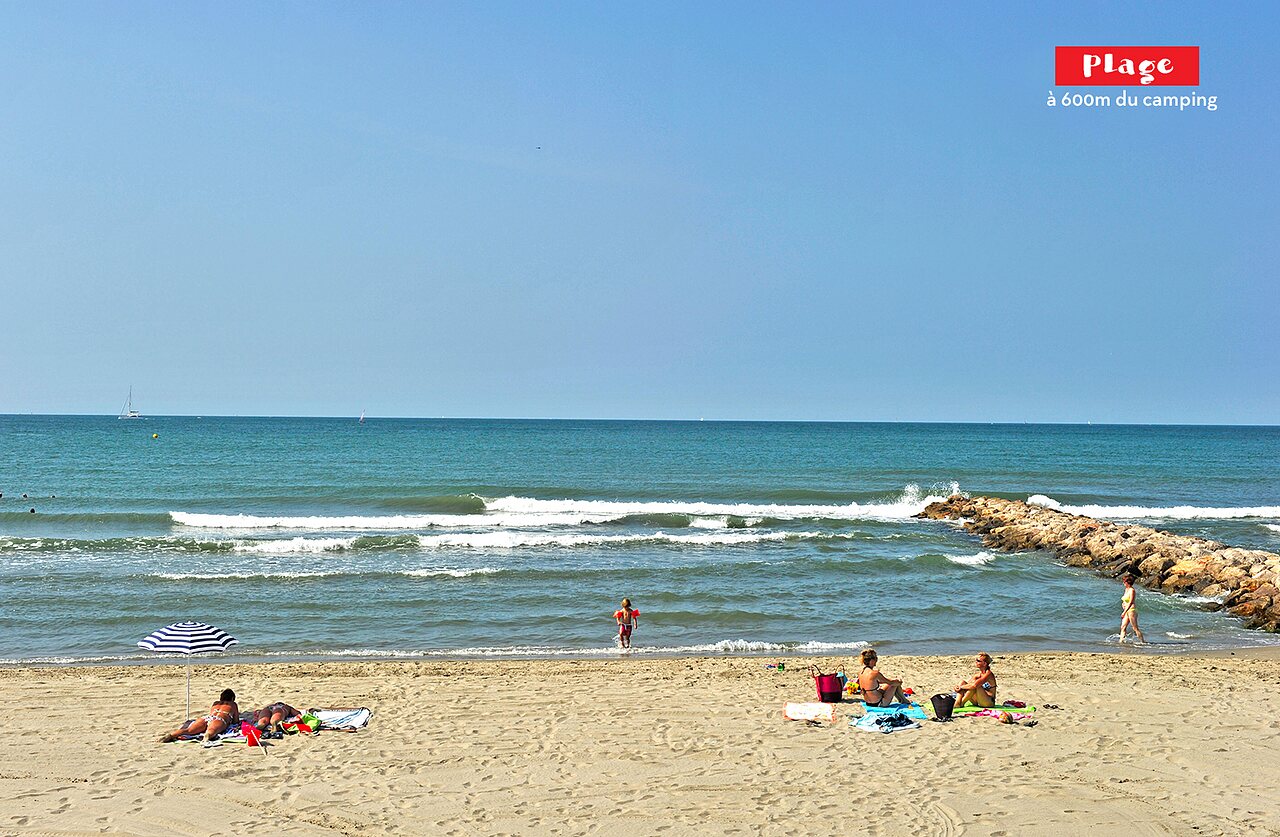 Fijn zandstrand, zee en zwemmers op CAPFUN Teorix, MARSEILLAN PLAGE.