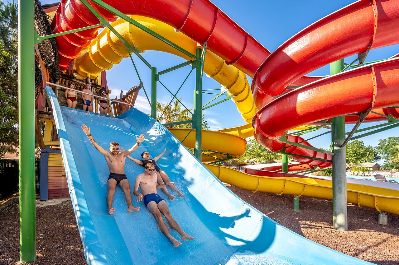 Waterglijbanen en vrolijke vakantiegangers op camping CAPFUN Teorix in MARSEILLAN PLAGE (34).