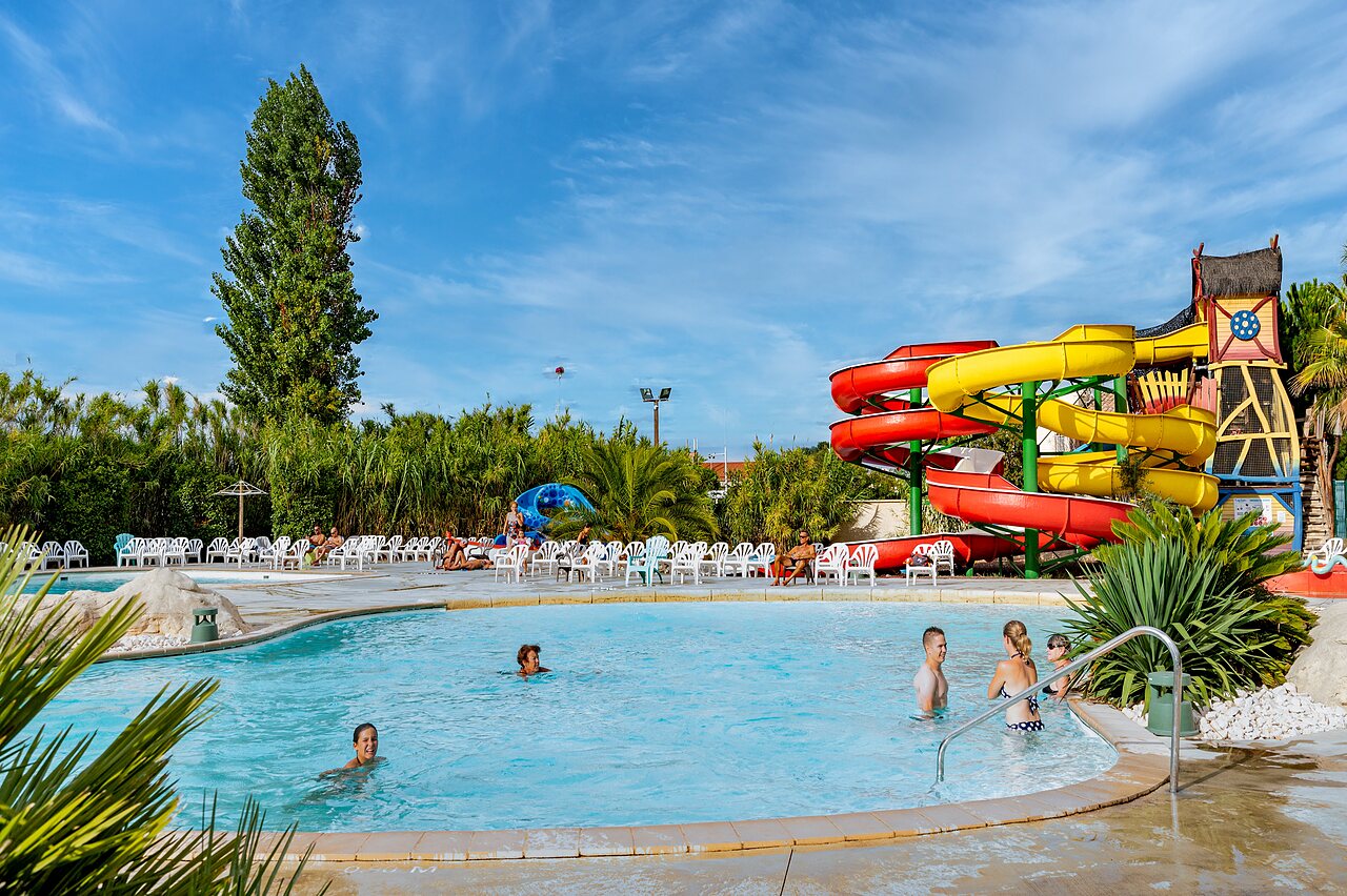 Groot buitenzwembad met waterglijbanen op camping CAPFUN Teorix in MARSEILLAN PLAGE (34).