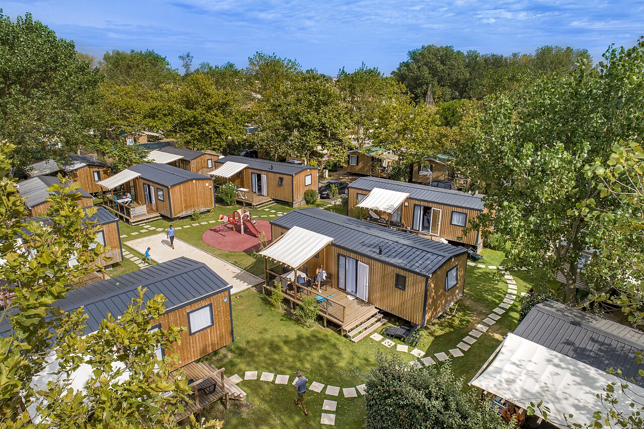 Moderne Mobil-homes, speeltuin en groene paden op camping CAPFUN Teorix in MARSEILLAN PLAGE (34).