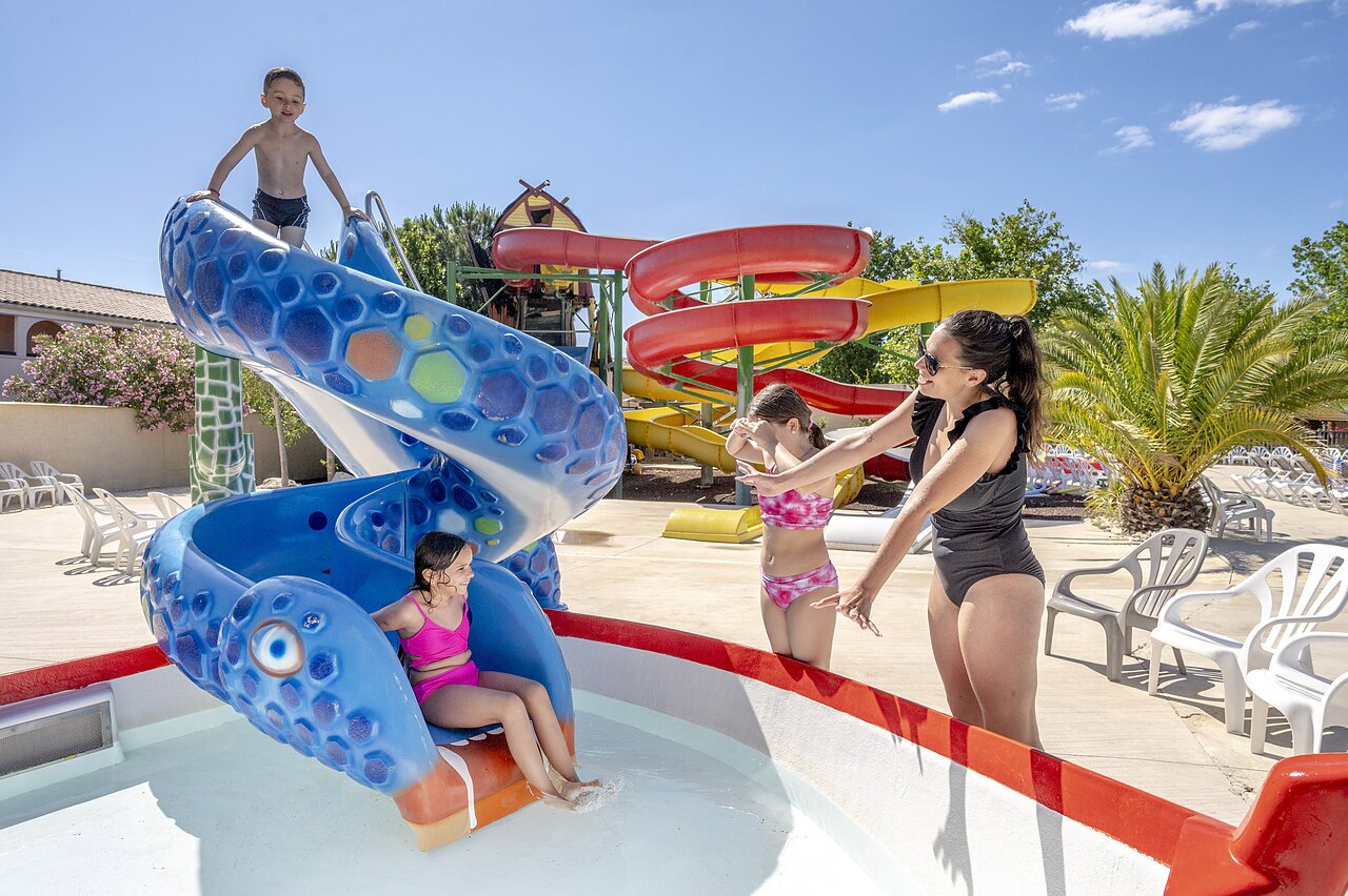Waterglijbanen en kinderzwembad op camping CAPFUN Teorix in MARSEILLAN PLAGE (34).