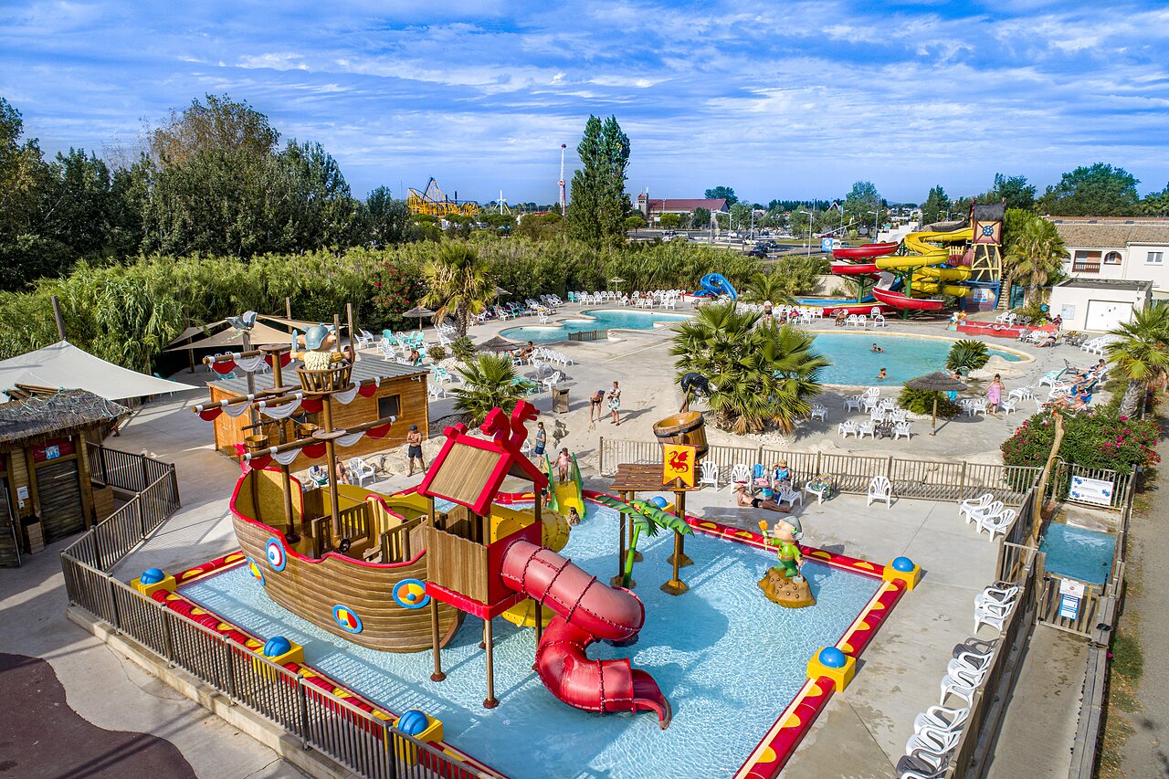 Waterpark met glijbanen, zwembad en piratenschip op camping CAPFUN Teorix in MARSEILLAN PLAGE (34).