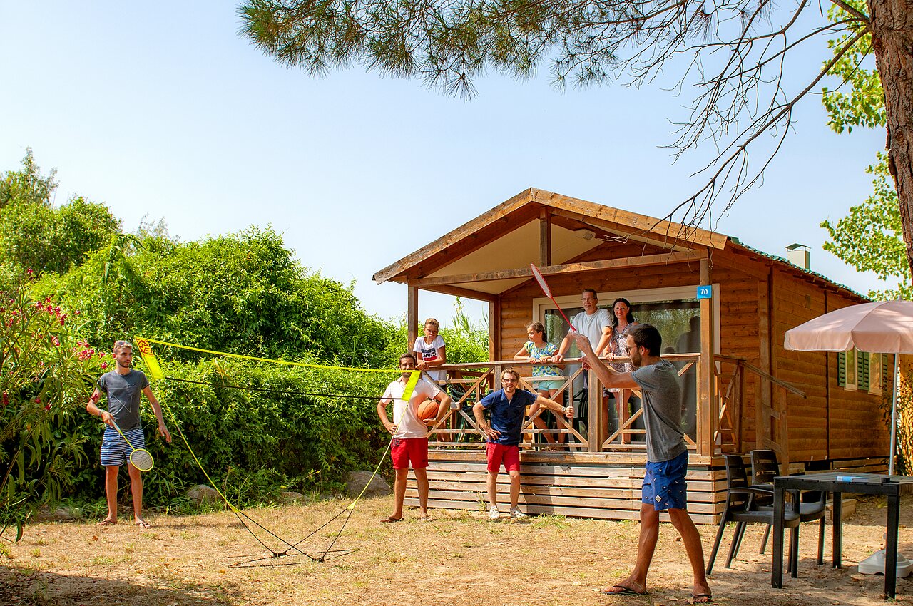 Houten Mobil-home, familie speelt badminton op camping CAPFUN Teorix te MARSEILLAN PLAGE.