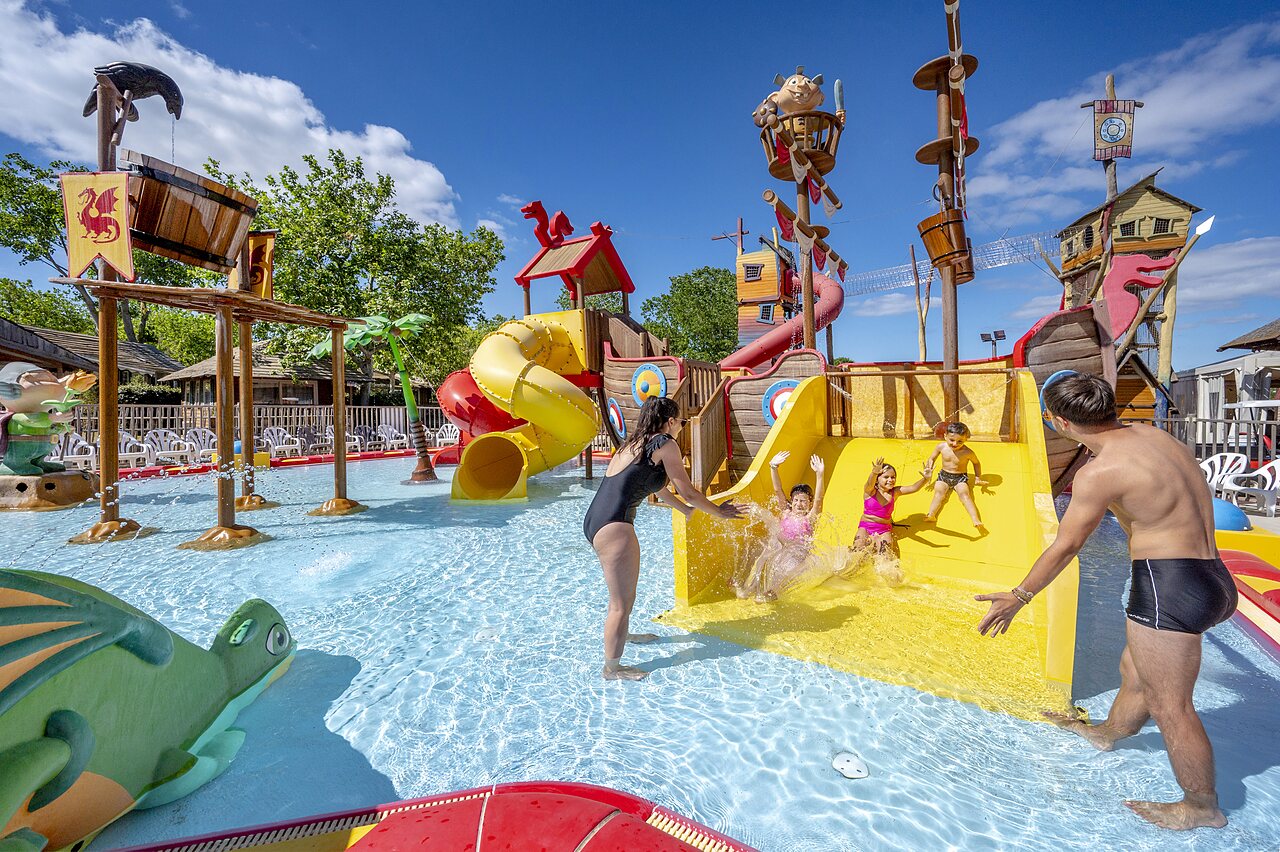 Thematisch waterpark met glijbanen en waterspellen op camping CAPFUN Teorix in MARSEILLAN PLAGE (34).