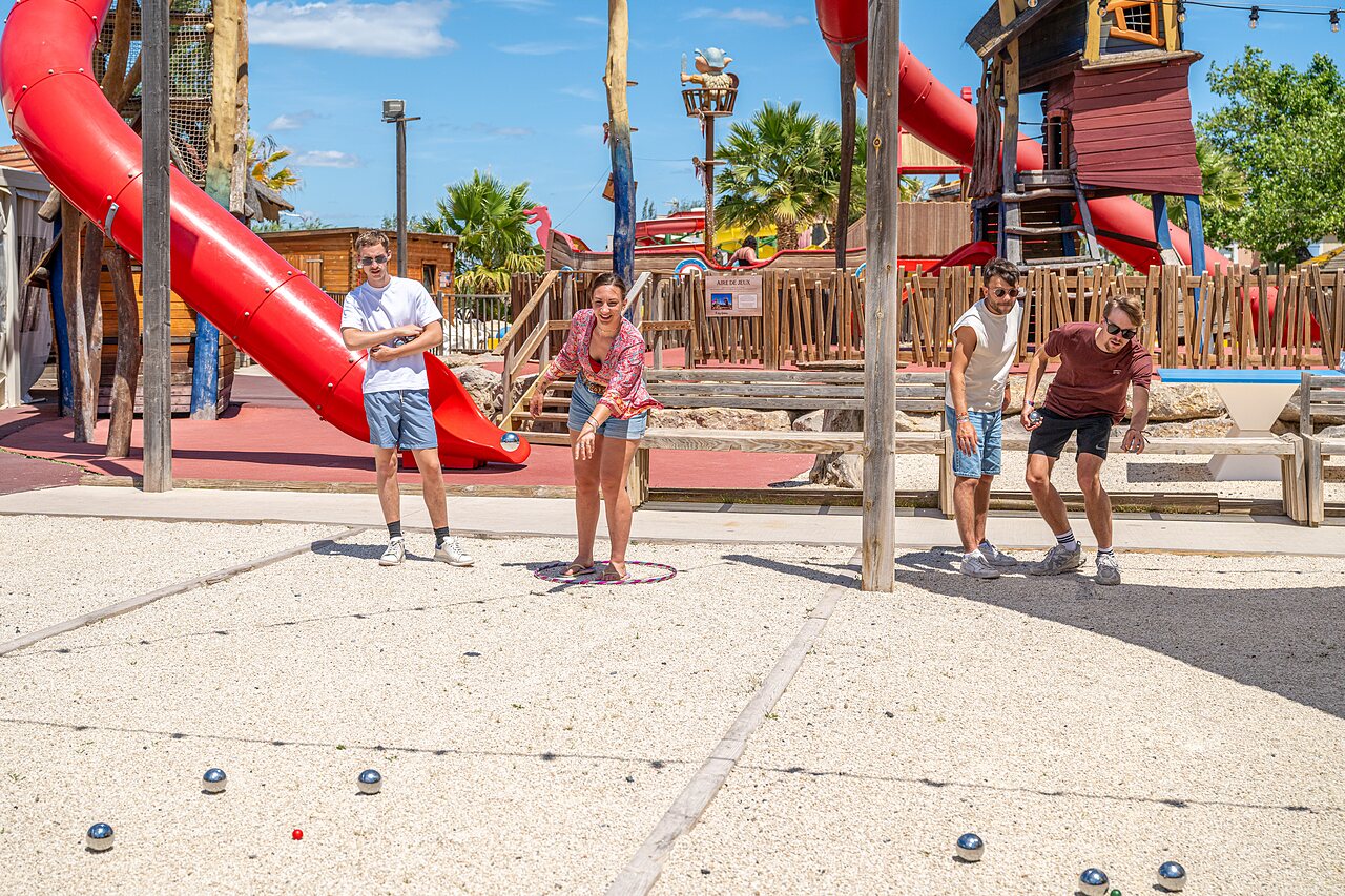 Petanque en waterglijbaan op camping CAPFUN Teorix in MARSEILLAN PLAGE (34).