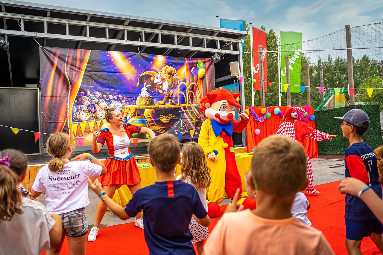 Animatie kindershow met mascottes op camping CAPFUN Teorix te MARSEILLAN PLAGE (34).