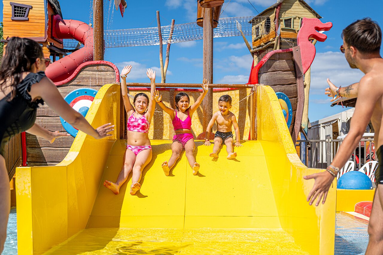 Gele waterglijbaan, kinderen, piratenschip speeltuin, CAPFUN Teorix MARSEILLAN PLAGE (34).