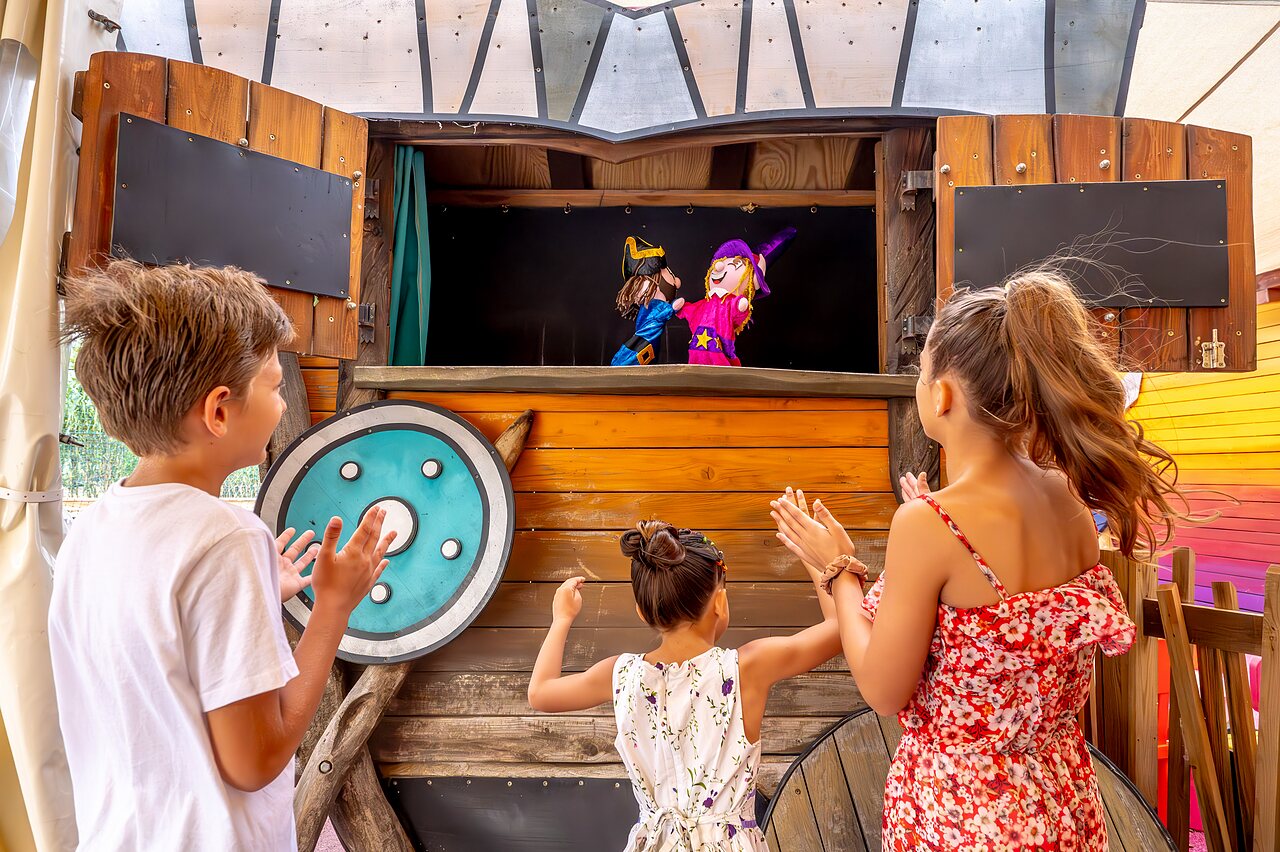 Poppenkastvoorstelling voor kinderen op podium bij camping CAPFUN Teorix in MARSEILLAN PLAGE (34).
