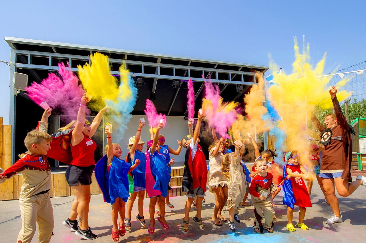 Kinderen en animatoren gooien kleurpoeder op CAPFUN Teorix in MARSEILLAN PLAGE.