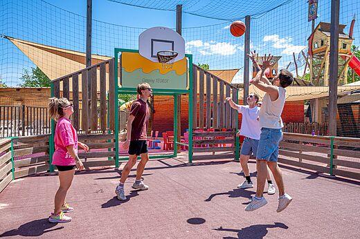 Multisport basketbalveld met jongeren op camping CAPFUN Teorix in MARSEILLAN PLAGE (34).
