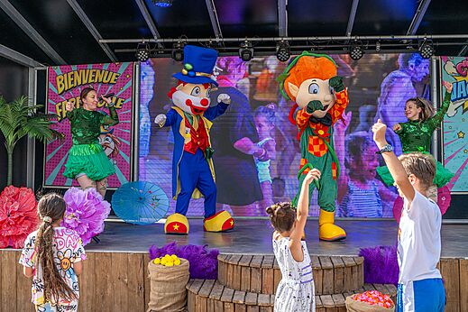 Animatieshow met mascottes en kinderen op podium op camping CAPFUN Teorix in MARSEILLAN PLAGE (34).