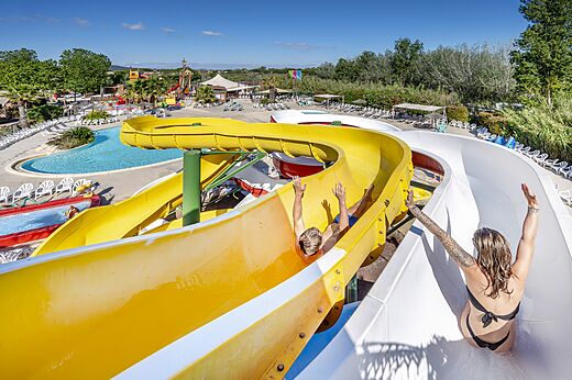 Gigantische waterglijbanen met zwemmers op camping CAPFUN Teorix in MARSEILLAN PLAGE (34).