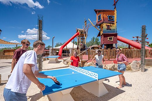 Buiten pingpongtafel en speeltuin op camping CAPFUN Teorix in MARSEILLAN PLAGE (34).