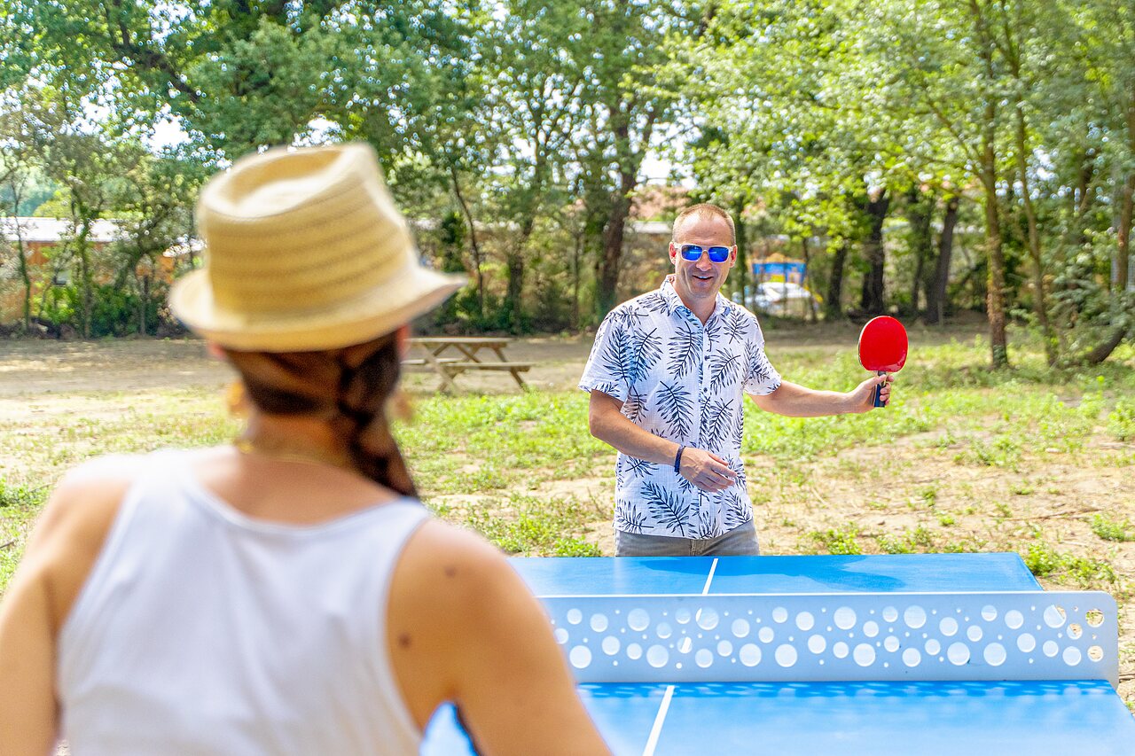 Buiten tafeltennis op camping CLICOCHIC Texas in Argel�s sur Mer (66).